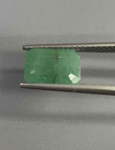 3.60cts พลอยมรกตแท้ เม็ดสวยมาก. สีโคลัมเบีย. นำมาจากบราซิล. มีหลายขนาด. Natural Brazilian Emerald-The New Sensation. Columbian Color