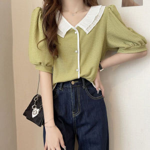 LHSunday งานสุดปังพร้อมส่งทั่วไทย เสื้อคอปกแฟชั่นสไตล์เกาลี งานดี แต่งกระดุมหน้า ทรงสวยมาก ดีเทลแขนตุ๊กตา เนื้อผ้านิ่ม ใส่สบาย มีให้เลือกถึง 4 สี แมตช์ง่ายทุกสี ใครยังไม่มี จิ้มตะกร้าเลย