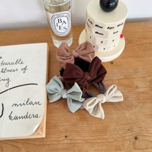 Cột tóc nơ nhung bản to mềm mại Modleaf Retro Bow Hairband Hàn Quốc