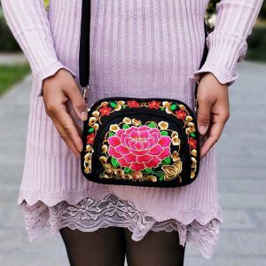 SOTOP ดอกโบตั๋น กระเป๋าข้อความสไตล์ชาติพันธุ์ ผ้าใบแคนวาส กระเป๋าใส่โทรศัพท์ กระเป๋าสะพายไหล่ปักลายดอกไม้ สง่างามเรียบหรู กระเป๋า Crossbody กระเป๋าสตางค์ลายดอกไม้มีซิป กิจกรรมกลางแจ้งกลางแจ้ง