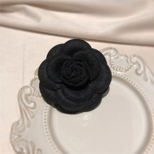 Hmeme เข็มกลัดคาเมลเลียหลากสีสำหรับผู้หญิงย้อนยุคสีขาวสีดำสีแดงสีชมพูผ้าพันคอขนสัตว์หัวเข็มขัดไข่มุกสำหรับเด็กผู้หญิงเครื่องประดับที่สง่างาม