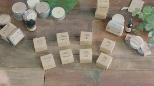 Dầu gội dạng bánh The Earthling Co. – Giúp tăng cường sức khỏe làm chắc khỏe và tăng độ phồng cho mọi loại tóc – Công thức không chứa paraben và sulfate với các thành phần tự nhiên thuần chay phù hợp cho tóc khô (hương cam chanh 85g).