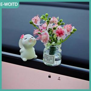 【E-WOITD】 1 bộ đồ trang trí búp bê chữa bệnh xe mới bình nhỏ dễ thương và bảng điều khiển trung tâm xe Thỏ trang trí cửa sổ