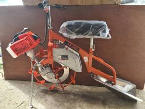 เครื่องชักร่องน้ำในนาข้าว แบบนั่งขับ