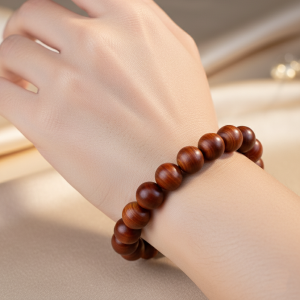 สร้อยข้อมือลูกปัดไม้จันทร์ธรรมชาติ ขนาด 10 มิล มีกลิ่นหอมละุมนธรรมชาติที่ออกมาจากเนื้อไม้ พร้อมใบรับประกันจากทางร้าน