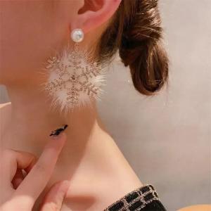 New Diamond Studded Pearl Fluffy Snowflake Earrings for Christmas Light Luxury Temperament Fashionable