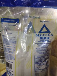 terigu segitiga Bogasari 1kg (gratis royco sacet 1pc)