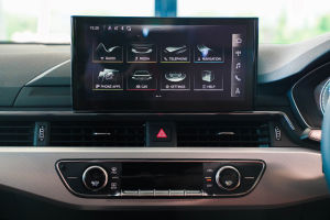 iProtec ฟิล์มหน้าจอคอนโซนกลางและจอเรือนไมล์รถยนต์ AUDI A5 ปี 2021-ปัจจุบัน