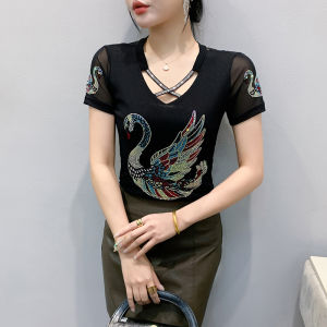 YIMEI เสื้อยืดคอวีประดับเพชรหลากสีสำหรับสตรีแขนสั้นตะแกรงผ้าไหมน้ำแข็งสองชั้นใหม่สำหรับฤดูร้อน2025