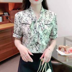 Ammin 2024 mùa hè mới pháp v-cổ đính nơ tay áo ngắn thiết kế in hoa áo cánh vải voan phụ nữ phiên bản Hàn Quốc r Áo Blouse thanh lịch giản dị