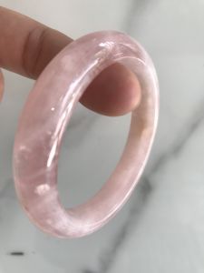 Vòng Thạch Anh Hồng Tự Nhiên Bản Hẹ Mới đẹp Ni 54mm Cao 12mm Dầy 8mm Màu Hồng tươi xinh bóng đẹp Nữ mệnh Hỏa mệnh Thổ tay vừa đeo 50kg - 54 kg chỉ có 850k/1 chiếc ạ