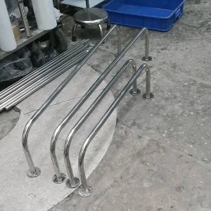 Thanh treo đồ inox hình chữ U ống o25mm dày 1mm uốn liền qua  bắt từ tường ra 25cm đế tròn đường kính 8cm  khoan 3 lỗ . Hàng dày và chắc chắn .