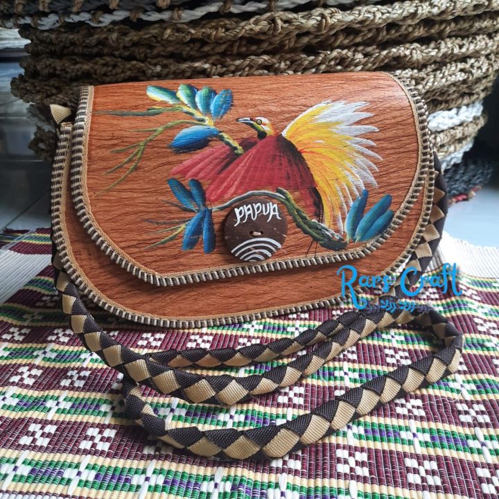 tas kulit khas papua, tas papua, tas selempang wanita, sling bag unik, tas  selempang unik, tas selempang lukis cendrawasih, tas unik cantik, tas