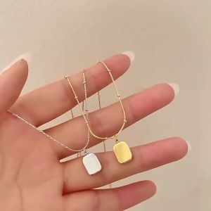 AE Dây chuyền thép titan hình viên gạch vàng nhỏ dành cho nữ phong cách sang trọng nhẹ nhàng và độc đáo. 2026 Phụ kiện dây chuyền áo len và dây chuyền xương quai xanh cao cấp mới không phai màu.