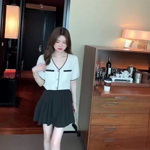 Ammin mùa hè 2024 lỏng tất cả các trận đấu tay ngắn v-cổ Jacquard ren Áo voan nữ khí chất thời trang phong cách Hàn Quốc màu tương phản thiết kế cảm giác thích hợp ống tay phồng sang trọng Áo Voan