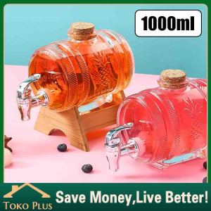 Dispenser Jus Plastik Mini 1 Liter Galon Air Kecil Dengan Tutup Dan Keran Ketel Minuman Dingin Keran Dispenser Wadah Minuman Dengan Rak Kayu Bucket Mini Juice Water Tank Portable Dispenser Kulkas Bahan Material Kaca