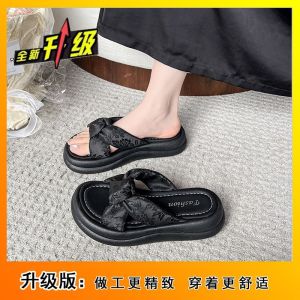 [Free Shipping] Thick-Soled Beach Sandals Perfect With Skirts Stylish And Fashionable Flip-Flops For Women New Autumn Collection