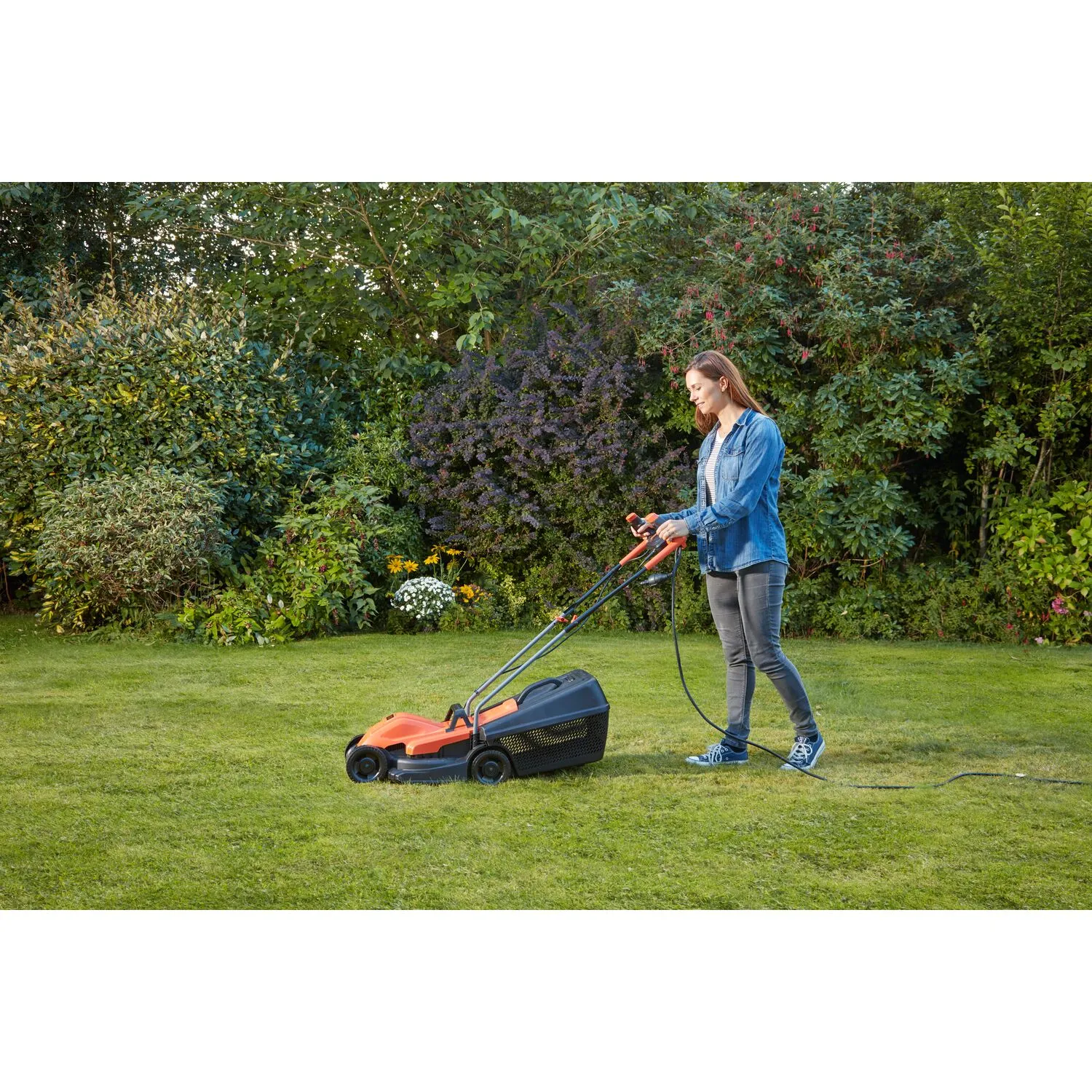 Black & Decker รถตัดหญ้าไฟฟ้า กำลัง 1200 วัตต์ หน้ากว้าง 32 ซม. รุ่น BEMW451BH-B1