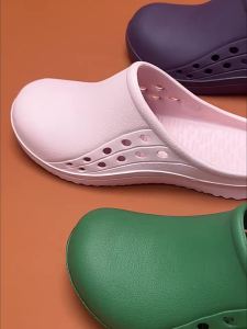 Operating Room Non-Slip Slippers For Women Perforated Shoes For Surgeons Comfortable For The Feet Suitable For Indoor And Outdoor Use Casual Shoes For Men