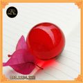 Quả cầu phong thủy màu đỏ pha lê để bàn. 