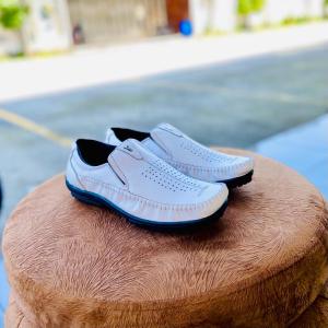 Dr iam Sepatu Kulit Pria Kasual Santai Slip On Putih Terbaru  Terlaris Sol Karet Anti slip