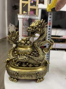 Tượng rồng cuộn hũ vàng bằng đồng phong thủy 2 cỡ cao 20cm và 32cm - Biểu tượng sức mạnh và tài lộc