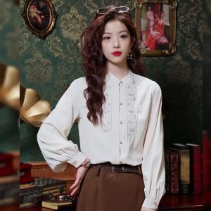 Ammin Phong cách Trung Quốc đứng cổ áo lỏng tất cả các trận đấu tay áo dài áo phông thêu cho phụ nữ 2024 cổ điển khí giải trí đi lại của tất cả các phù hợp với ống tay phồng thêu Áo khoác