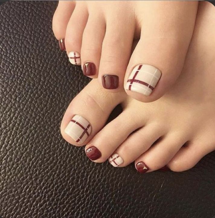 Nail chân màu trắng sữa kết hợp kẻ tráng gương,ẩn xà cừ | Elegant nails,  Toe nails, Cute toe nails