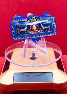 หัวเลส หัวเลสหลวงพ่อพัฒน์ วัดห้วยด้วน รุ่นรวยชนะจน ขนาด 4 บาท เนื้อทองแดงลงยาน้ำเงิน ซุ้มแดง มาพร้อมเลี่ยมอะคริลิคกันน้ำสีน้ำเงิน