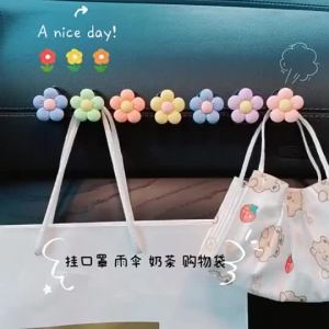 Car Hook Front Row Strawberry Bear Design Cute Multifunctional Small Hanger For Co-Pilot Seat Auto Interior Accessories Organizer