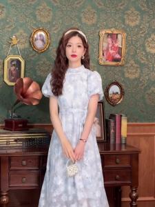 Dazzlin ชุดกี่เพ้าสไตล์จีนรุ่นใหม่ชุดเดรสยาวผ้าชีฟองลายดอกไม้สีน้ำเงินเนื้อสูง