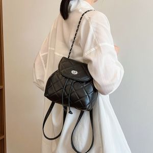 TENDPL หนังพียู กระเป๋าเป้สะพายหลังขนาดเล็ก จุได้มาก น่ารักน่ารักๆ กระเป๋าถัง PU ง่ายๆ สไตล์เกาหลีแบบ กระเป๋าสะพายโซ่ลายขนมเปียกปูน สำหรับผู้หญิง