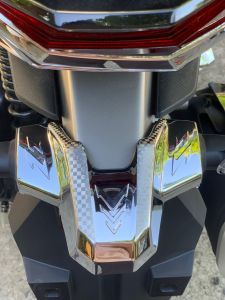 Ốp Chụp đuôi Vario (Cóc đèn/Ốp đèn soi biển số) Cacbon và Xi cho xe Honda Vario 2023- chính hãng Artist