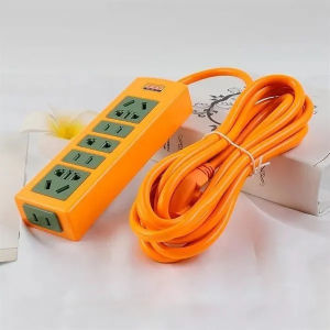 Ổ cắm điện màu cam với 6 ổ cắm màu xanh lá cây dây điện dài cuộn gọn phù hợp để sử dụng trong nhà hoặc văn phòng.