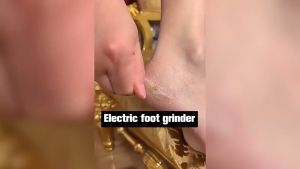 Portable Electric Heel Scrubber Electric Callus Remover Foot File LCD Display With 2 Roller Heads Rechargeable