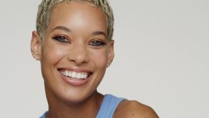 รองพื้น Almay Smart Shade ปรับสีผิวได้ ไม่ก่อให้เกิดอาการแพ้ ไม่ทดลองกับสัตว์ ไม่มีน้ำมัน ไม่มีน้ำหอม ผ่านการทดสอบโดยแพทย์ผิวหนัง พร้อม SPF 15 สีกลางถึงสีเข้ม ขนาด 1 ออนซ์