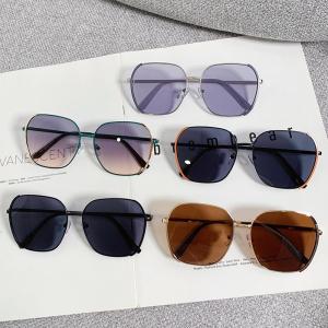 SUNYMALL เสื้อวินเทจ แว่นกันแดดสำหรับผู้หญิงและผู้ชาย ร่วมกันในรังสี ตัวกรองแสงยูวี แว่นตา แฟชั่น กรอบสีที่เหลี่ยม แว่นตาโลหะ