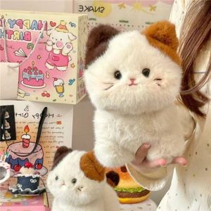 YUDESHUI Mềm mại Đồ chơi nhồi bông lông xù Giấc ngủ ngon Mèo Calico Thú nhồi bông Dễ thương Quà sinh nhật Đồ chơi nhồi bông Trang trí nhà cửa