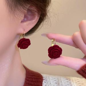 (Bebas beli 2 dapat bonus) A138 Anting mawar merah jepit bunga manis titanium wanita Korea