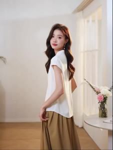 AMMIN เสื้อสวมหัวคอวีไข่มุกฝรั่งเศสสำหรับผู้หญิงเสื้อเบลาส์เสื้อแขนสั้นเย็บปะต่อกันคอมมินเสื้อชีฟองฉบับภาษาเกาหลีสีตัดกันฤดูร้อน2024