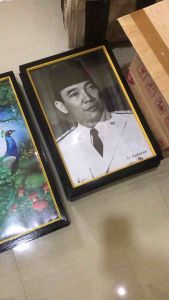 Hiasan dinding Poster Cetak Gambar Ir soekarno plus bingkai ukuran 35*52