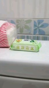 ผลิตภัณฑ์ทำให้ชุ่มวัตถุ Feminine Wipes สำหรับกระบวนการปกติหรือการบำรุงของผิวหนังสาว 8 แผ่น/ห่อ ถูกใช้เทียบกับชุดผลิตภัณฑ์ที่มีสารสกัดจากธรรมชาติ 100% ทั้งนี้มีเปียกพกพา ไม่มีแอลกอฮอล์ และน้ำหอม กลิ่นซีดจมูก ทำให้ชุ่มวัตถุสวยด้วย รวมถ