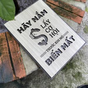 Tranh gỗ 3D cắt lớp – Hãy nắm lấy cơ hội trước khi nó biến mấtlà lời nhắc nhở mạnh mẽ về sự chủ động và quyết đoán trong cuộc sống cũng như công việc. Bởi thành công luôn đến với những người hành động kịp lúc không chần chừ không do dự.