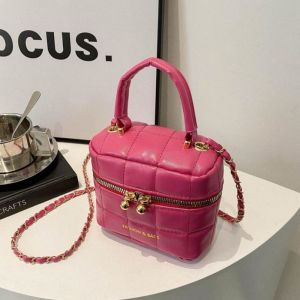 LiShops New Collection กรเป๋าเเฟชั่นผู้หญิง เเต่งอะไรสีทองดูดีเวอร์ ทรงดูเรียบหรูดูเเพง  มี 5 สีให้เลือกปังๆ  หากสนใจ จิ้มในตะกร้าได้เลยจ้า