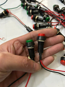 COMBO 2 công tắc ấn nhả còi. Công tắc ấn nhả dùng cho ô tô xe tải xe ba gác..Điện 12v và 24v dùng chung