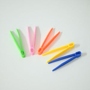 4Pcs Plastic Clip TweezersHigh Quality Durable Random Color Kids Toddler Learning Toys for Kids Plant Insect Study Tools Set