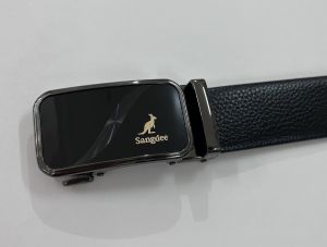 ซื้อ1 แถม1 (Sangdee) K5 เข็มขัดผู้ชาย หัวเข็มขัดคลิกอัตโนมัติ เข็มขัดหนังวัวแท้ แบบไร้ขอบรอยเย็บด้านข้าง แฟชั่นคลาสสิกสีดำ แถมฟรีกระเป๋าสีดำ