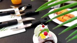 ชุดอุปกรณ์ Uiifan 2 ชุด (10 ชิ้น) อุปกรณ์ปรับตัวสำหรับมือสั่น ผู้สูงอายุ โรคข้ออักเสบ พาร์กินสัน ด้ามจับสแตนเลสที่จับง่าย ไม่มีน้ำหนัก อุปกรณ์ที่สร้างขึ้นสำหรับมือสั่น ผู้สูงอายุ สีดำ