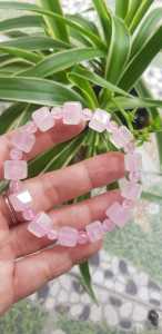 🍀🌹🍀Vòng tay nữ kiểu đá thạch anh hồng tự nhiên hạt vuông tròn đan xen rất là đẹp Size hạt vuông 9mm phối bi nhỏ 6mm màu hồng tươi nhẹ nhàng nữ mệnh hỏa mệnh thổ đeo có 499k ạ