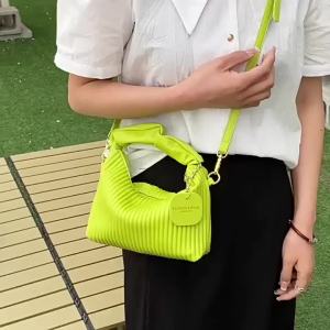 กระเป๋าสะพายข้างยอดนิยมสำหรับผู้หญิง 2025 กระเป๋าจีบถือมือฤดูร้อน กระเป๋าใบเล็กที่มีอารมณ์ระดับสูง